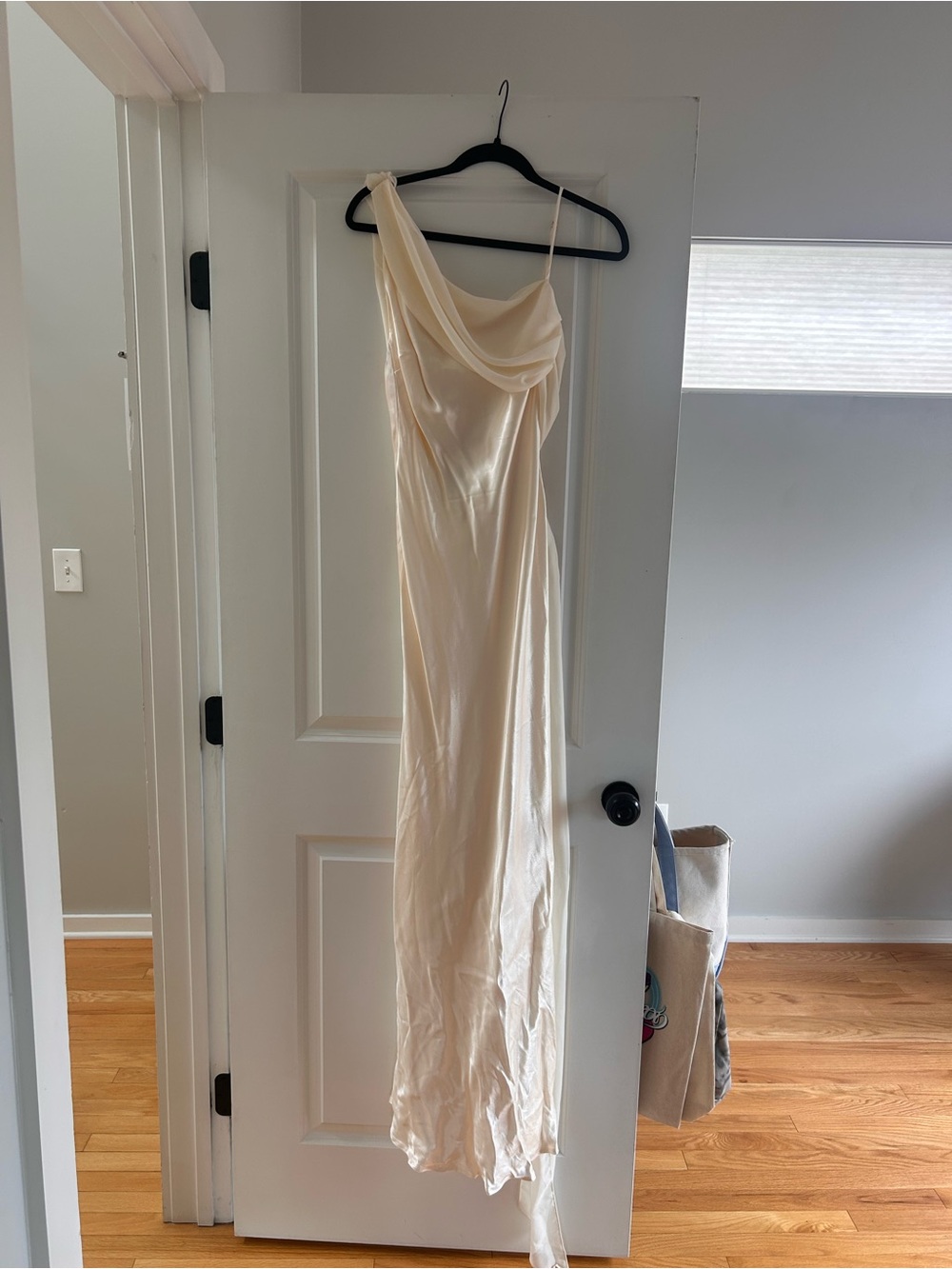 Helena Chiffon Detailed Satin Gown - Picture 4 of 6